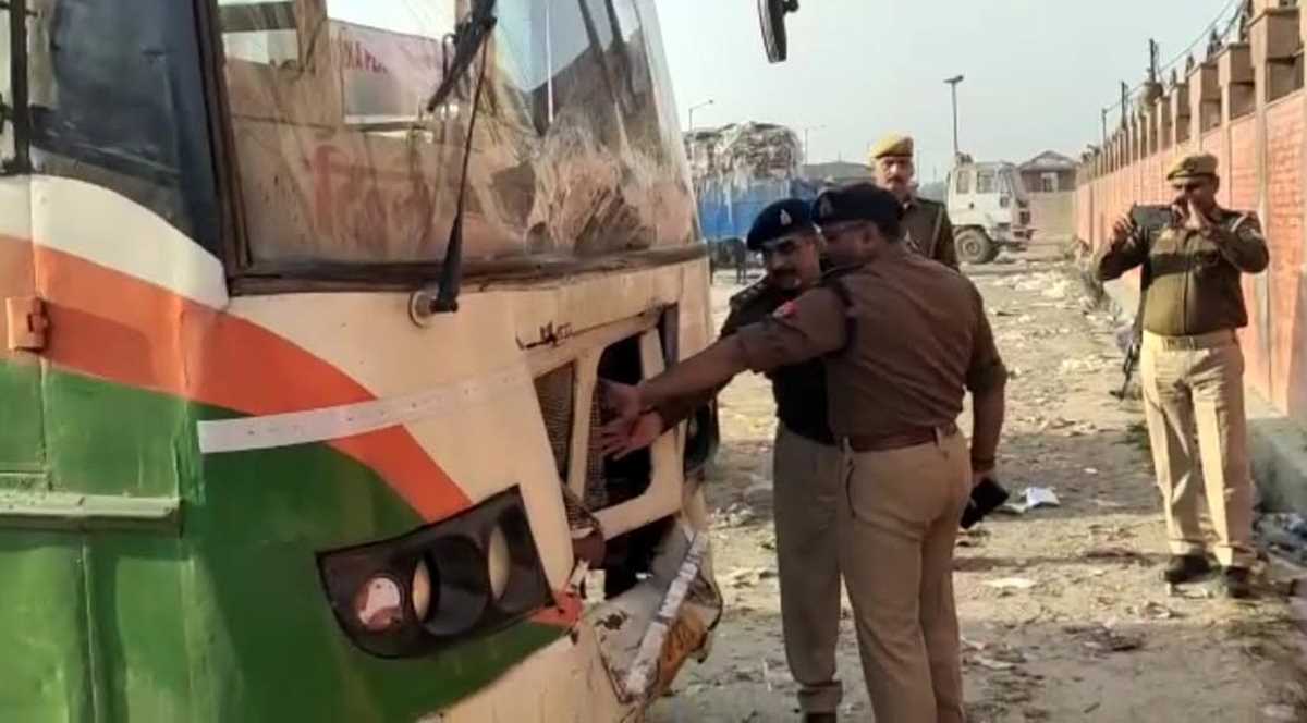 रोड़वेज बस की चपेट में आने से चार लोगों की मौत, मची चीख पुकार रोड़वेज बस की चपेट में आने से चार लोगों की मौत, मची चीख पुकार